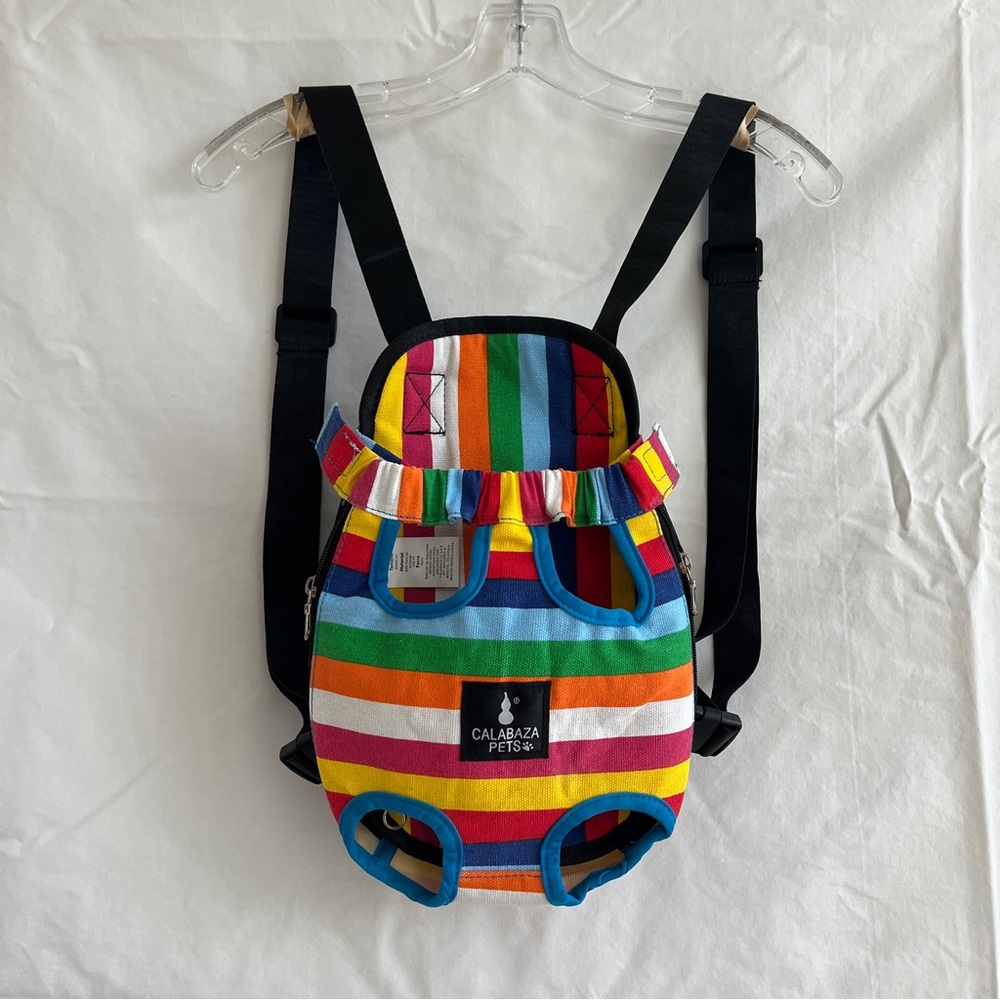 Calabaza Pets carrier backpack for small cats or dogs, adjustable straps.